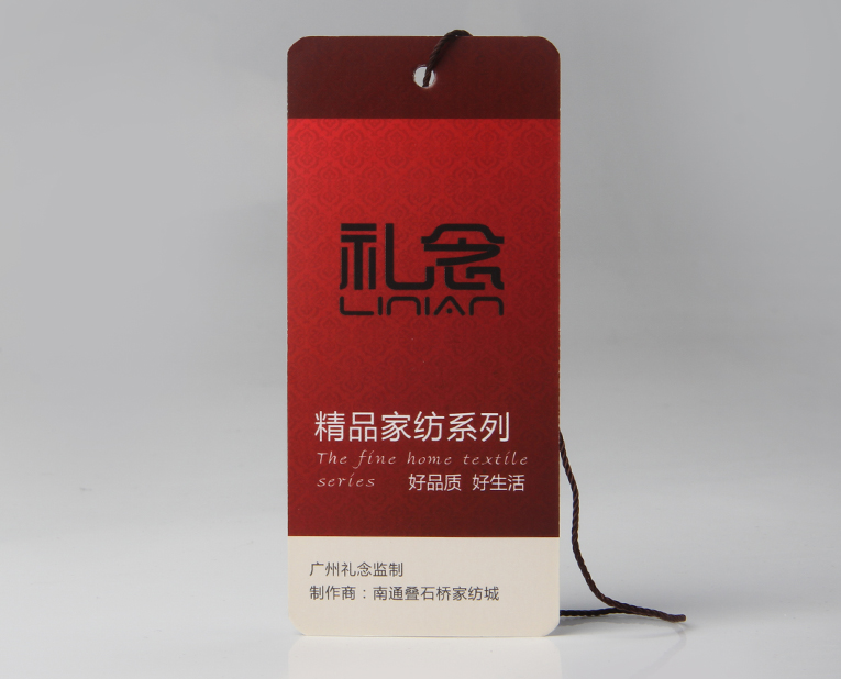 衣服吊牌在定做時出幺蛾子，制造商這樣做不懼怕劃痕