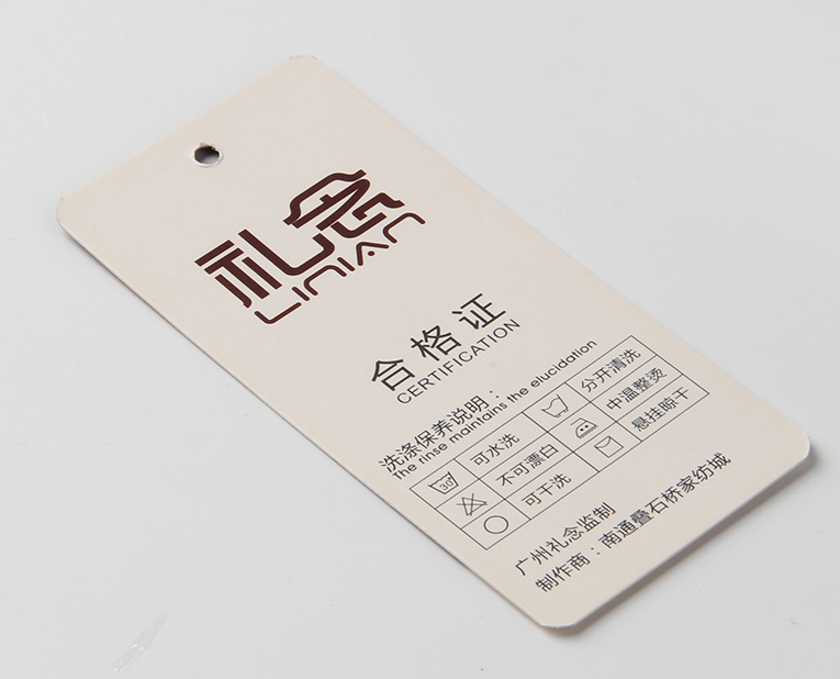 衣服吊牌在定做時出幺蛾子，制造商這樣做不懼怕劃痕