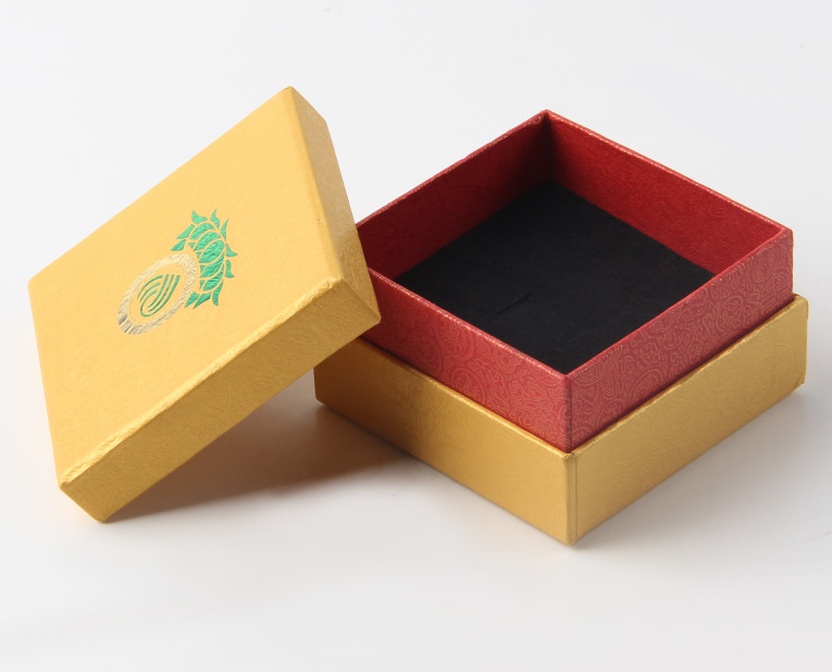 代表化妝品盒子廠家的老師傅，仔細(xì)比對(duì)3個(gè)小時(shí)，只為品質(zhì)