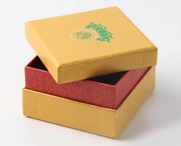 代表化妝品盒子廠家的老師傅，仔細(xì)比對(duì)3個(gè)小時(shí)，只為品質(zhì)